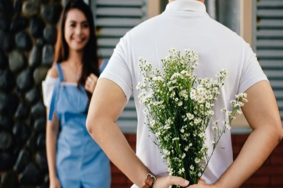 Green and red flags in relationships showing signs of love or warning.